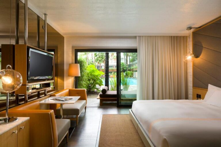 The Hollywood Roosevelt Review: A Chic Place To Stay In The Frenzied Hollywood Neighborhood