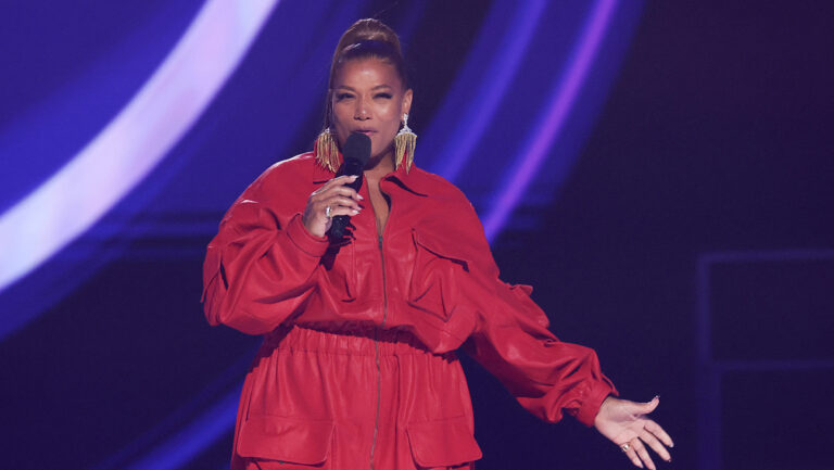 Queen Latifah as 2026 AMAs Host Hypes Up Vegas Crowd