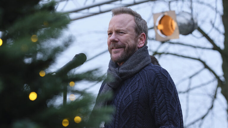 ‘Tinsel Town’ Review: Kiefer Sutherland Stars in Holiday Comedy