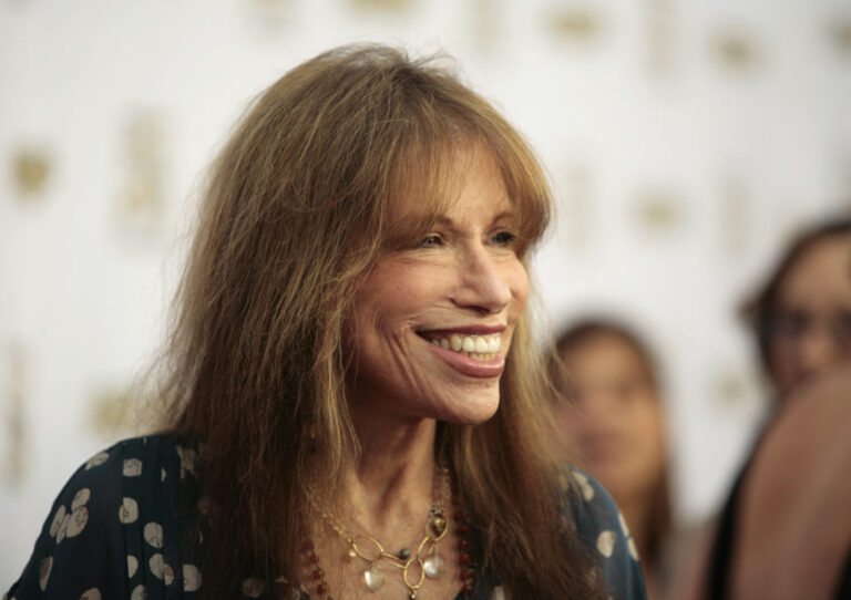 Carly Simon diagnosed with Parkinson’s disease, treated for skin cancer