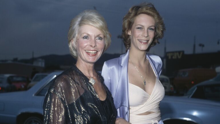 Throwback Pics Of Jamie Lee Curtis & Her Old Hollywood Star Mom Janet Leigh Throwback Pics Of Jamie Lee Curtis & Her Old Hollywood Star Mom Janet Leigh