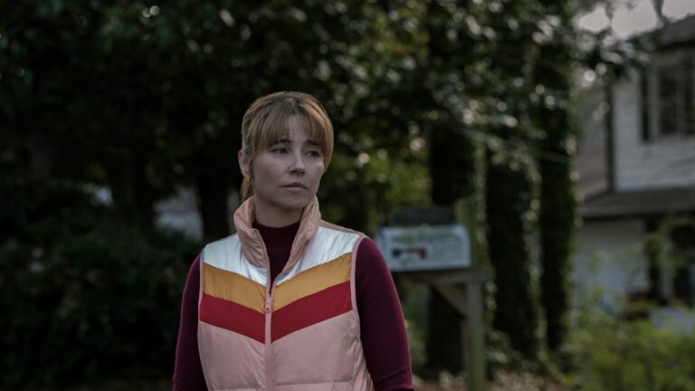 Emmys: Linda Cardellini Wins Best Supporting Actress in Limited Series Emmys: Linda Cardellini Wins Best Supporting Actress in Limited Series